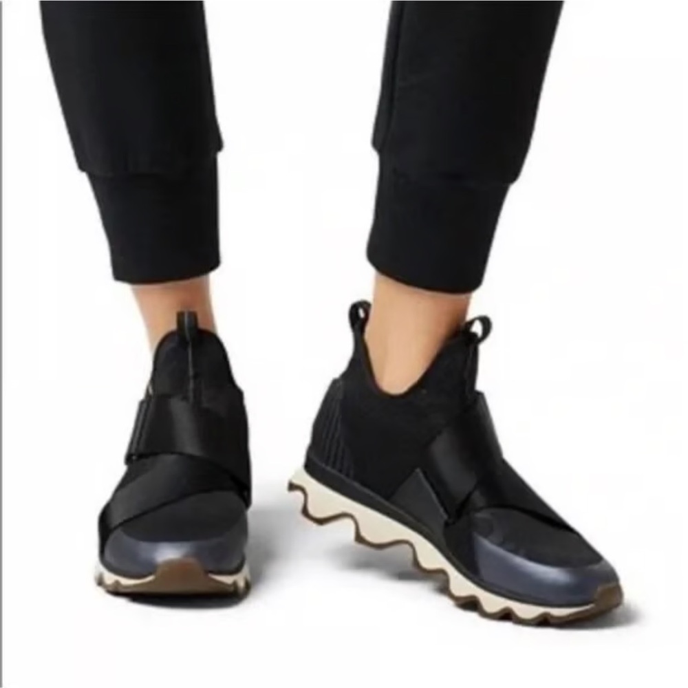Women’s Sorel Kinetic Sneak black sneakers, 8.5